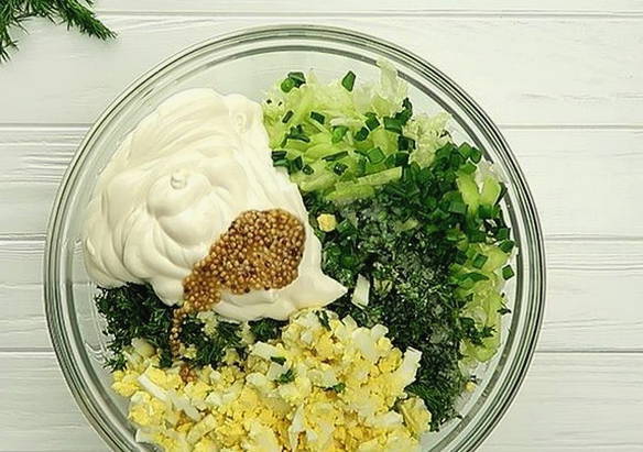 Салат с тунцом, пекинской капустой, яйцом и огурцом