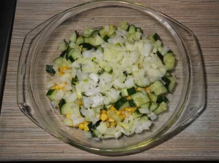 Салат с тунцом, кукурузой, сыром, яйцом и огурцом