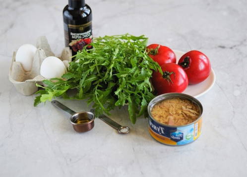 Классический салат с тунцом и рукколой
