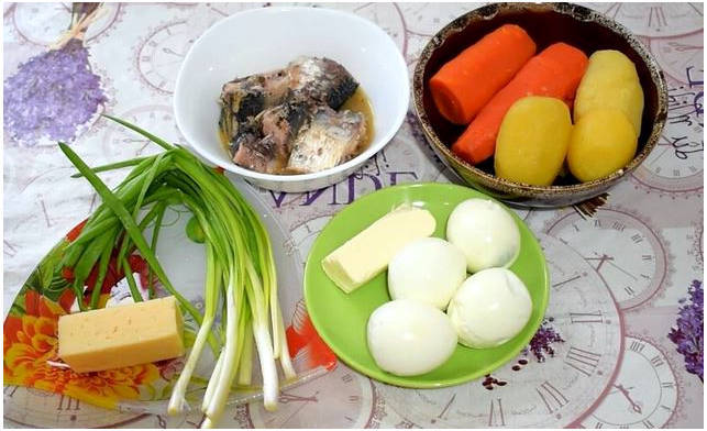 Классический салат Мимоза с рыбными консервами, картошкой и морковью