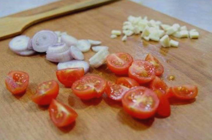 Баклажаны с фаршем, помидорами, сыром и чесноком в духовке
