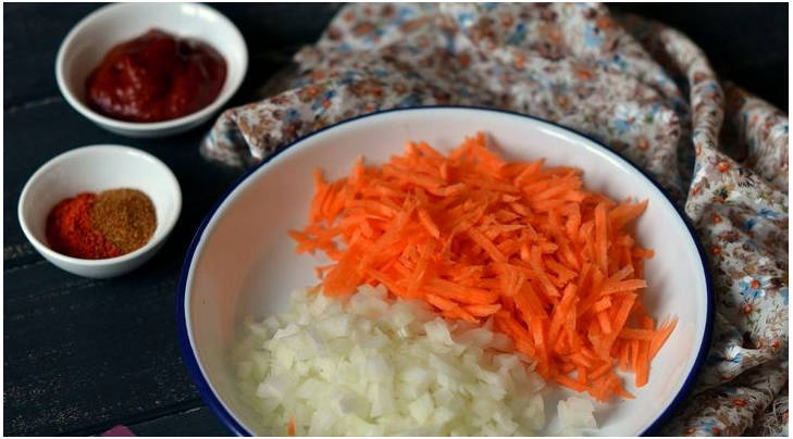 Тефтели с рисом и подливкой из томатной пасты, моркови и лука на сковороде