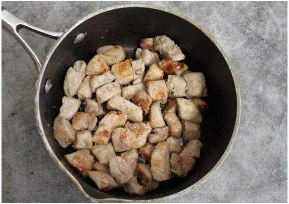 Бефстроганов из свинины с подливкой из муки, сметаны и лука на сковороде