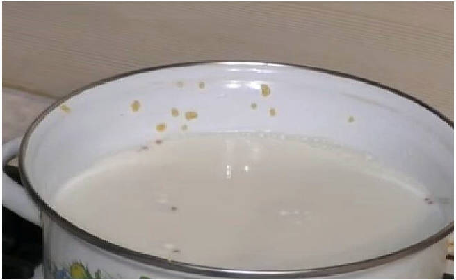 Простая пшенная каша на молоке в кастрюле на плите