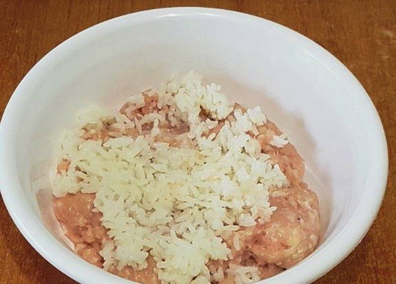 Классический фаршированный перец мясом и рисом с подливкой в кастрюле