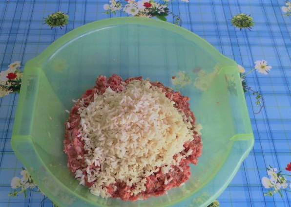 Фаршированные перцы с рисом, томатной пастой и сметаной в кастрюле