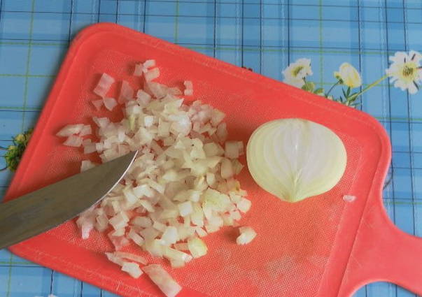 Фаршированные перцы с рисом, томатной пастой и сметаной в кастрюле