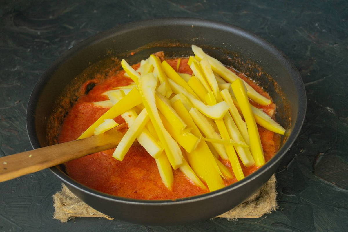 Тещин язык из кабачков с помидорами и перцем на зиму