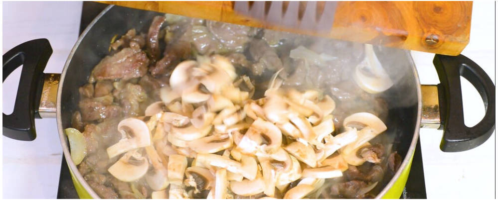 Бефстроганов из говядины со сметаной и грибами