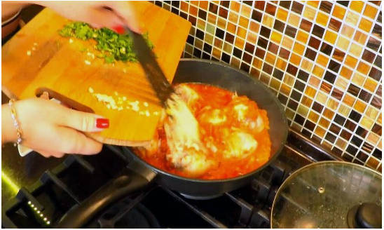 Классическое чахохбили из курицы с томатной пастой на сковороде