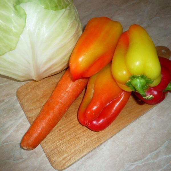 Болгарский перец, фаршированный капустой и морковью