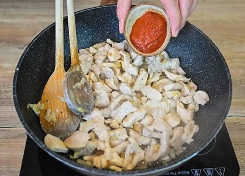 Бефстроганов из курицы в сливочном соусе на сковороде