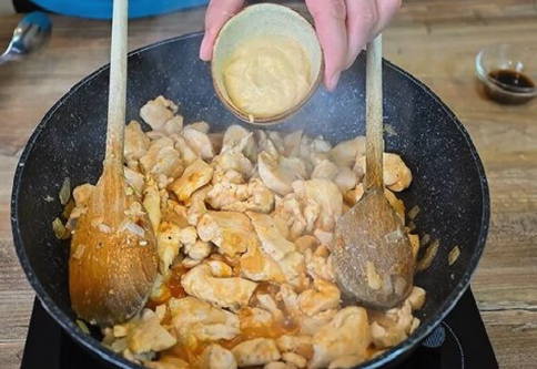 Бефстроганов из курицы в сливочном соусе на сковороде