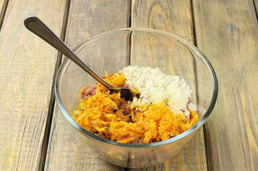 Фаршированные перцы с фаршем и рисом на сковороде