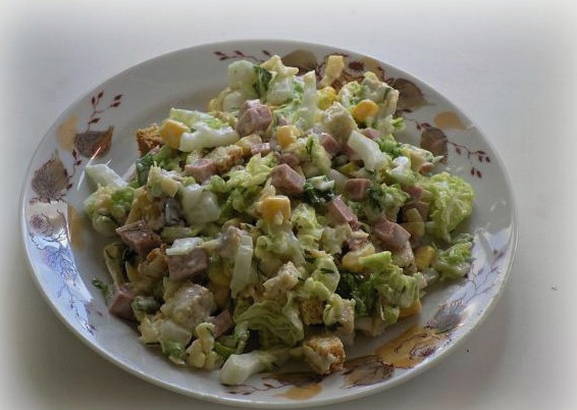 Салат с колбасой, пекинской капустой, кукурузой и сухариками