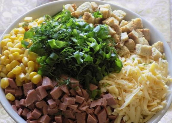 Салат с колбасой, пекинской капустой, кукурузой и сухариками