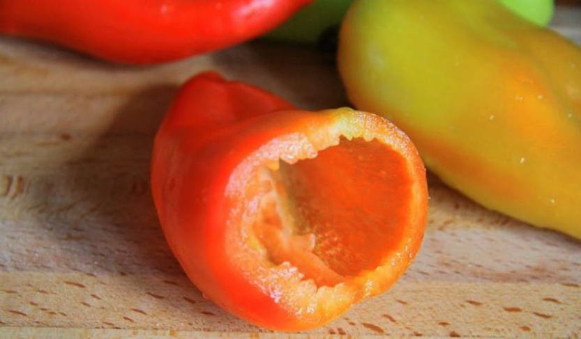 Фаршированные перцы в томатном соусе со сметаной в мультиварке