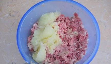 Тефтели с рисом с подливкой из сметаны и томатной пасты на сковороде