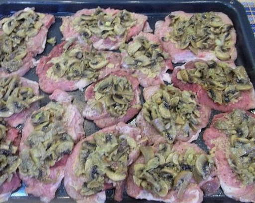 Свинина по-французски с грибами, сыром и помидорами в духовке