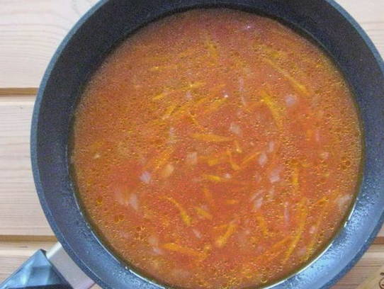 Тефтели с рисом в томатном соусе на сковороде