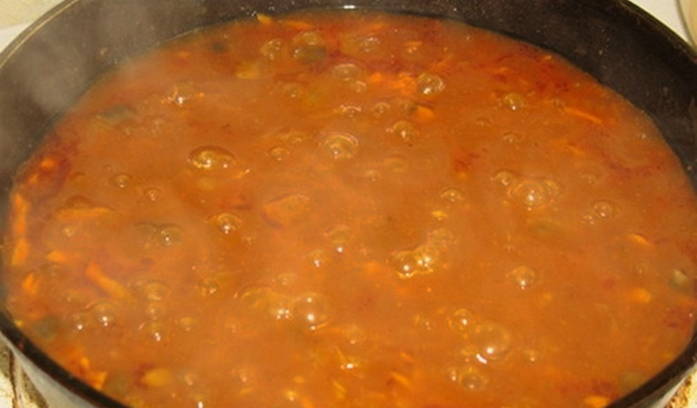 Тефтели с рисом в томатном соусе на сковороде