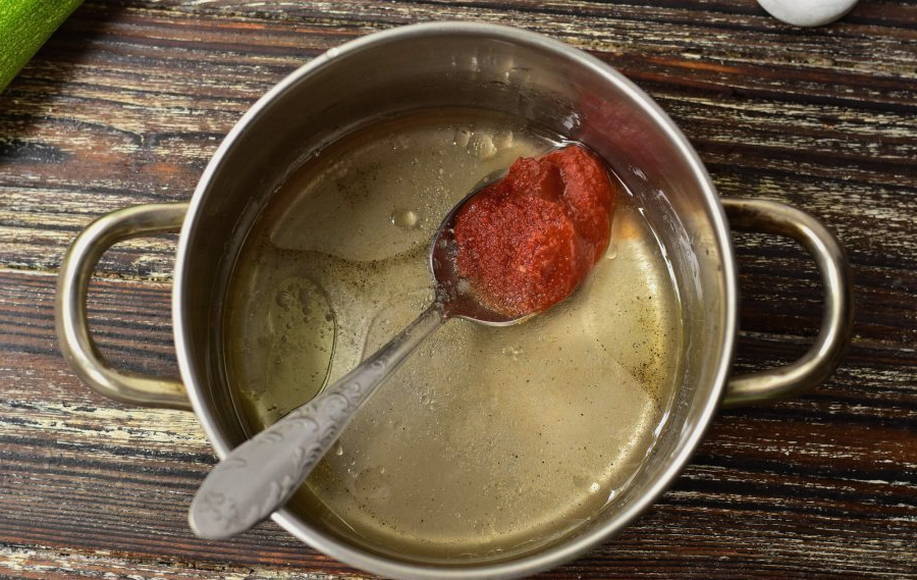 Тещин язык из кабачков с томатной пастой, болгарским перцем и чесноком на зиму
