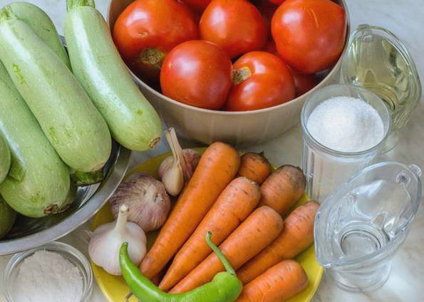 Тещин язык из кабачков с помидорами, перцем, морковью и чесноком на зиму