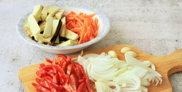 Тефтели с овощами на сковороде
