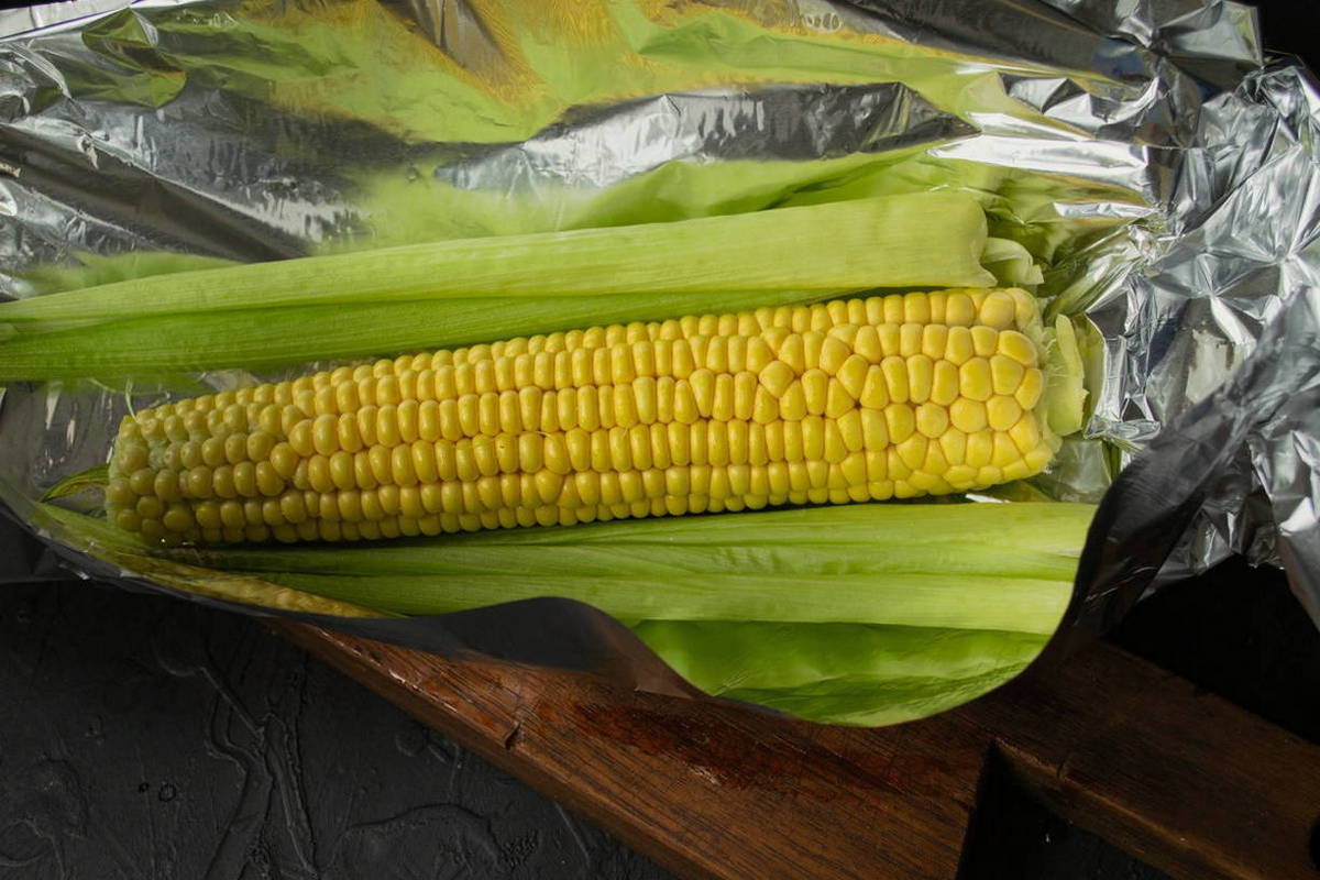 Запеченная кукуруза в початках в духовке