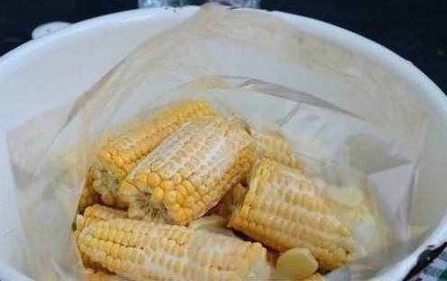 Кукуруза с маслом в рукаве в духовке