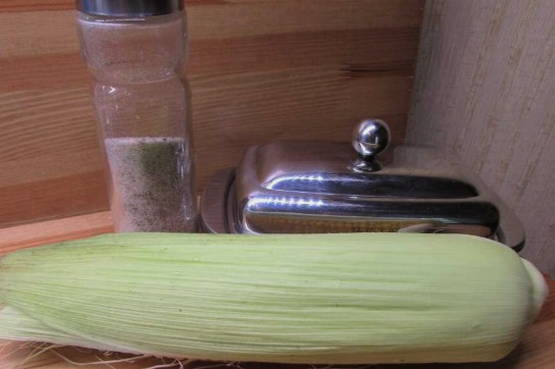 Кукуруза с маслом и солью в микроволновке