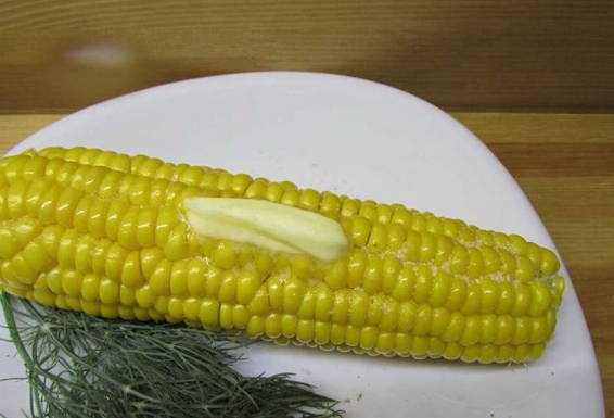 Кукуруза с маслом и солью в микроволновке