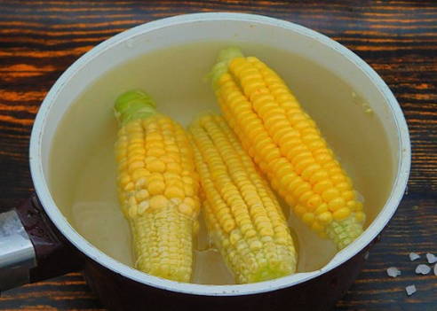 Как варить кукурузу с солью в кастрюле правильно