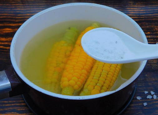 Как варить кукурузу с солью в кастрюле правильно