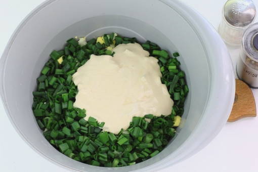 Салат из редиски с яйцом и зеленым луком