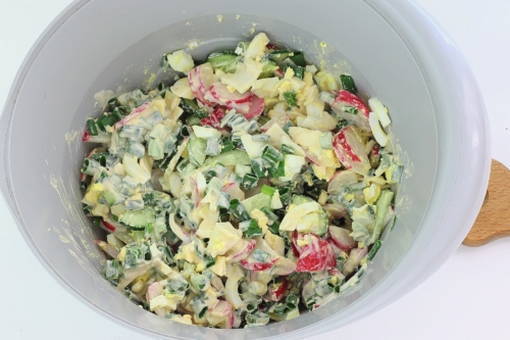 Салат из редиски с яйцом и зеленым луком