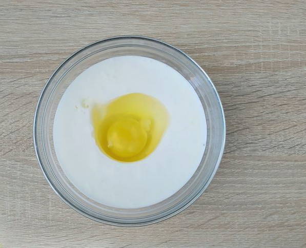 Кабачки в кляре с чесноком, сыром и яйцом на сковороде