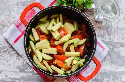Салат из кабачков, помидоров и лука на зиму