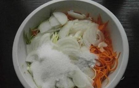 Салат из кабачков и моркови на зиму