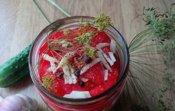 Салат из огурцов, помидоров и лука с растительным маслом на зиму