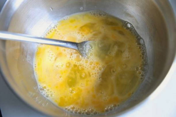 Яичница с кабачками на сковороде