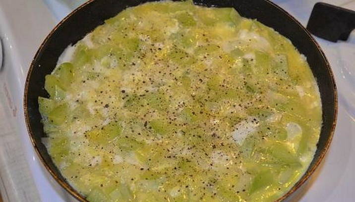 Яичница с кабачками на сковороде