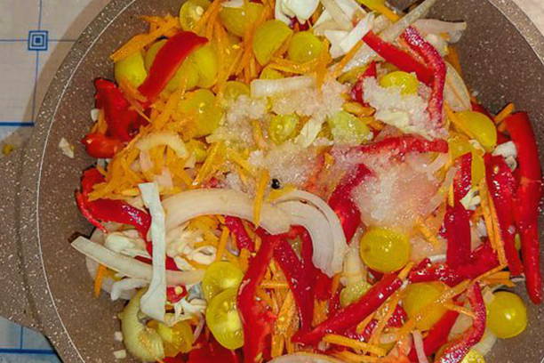 Овощной салат с морковью на зиму