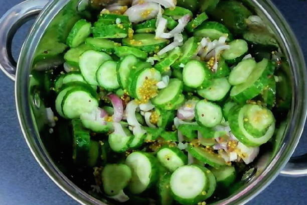 Салат из огурцов с горчицей в зернах на зиму