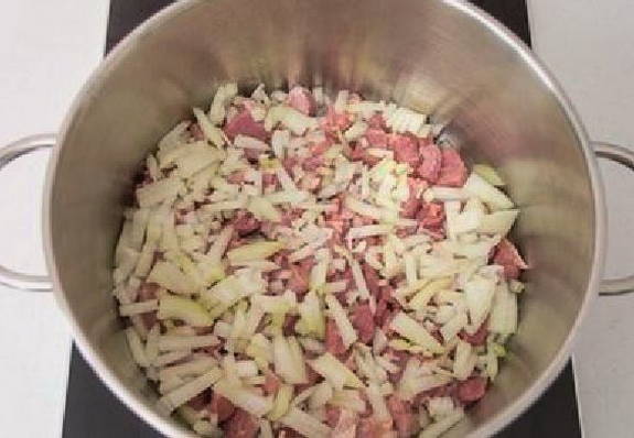 Рагу из свинины с картошкой и овощами в кастрюле