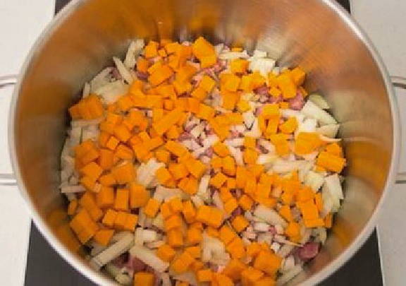 Рагу из свинины с картошкой и овощами в кастрюле