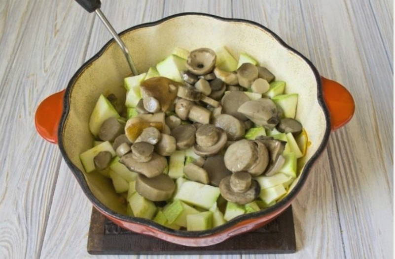 Салат из кабачков с грибами на зиму