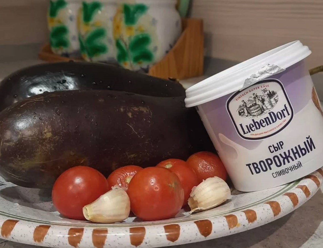 Рулетики из баклажанов с творожным сыром и помидорами