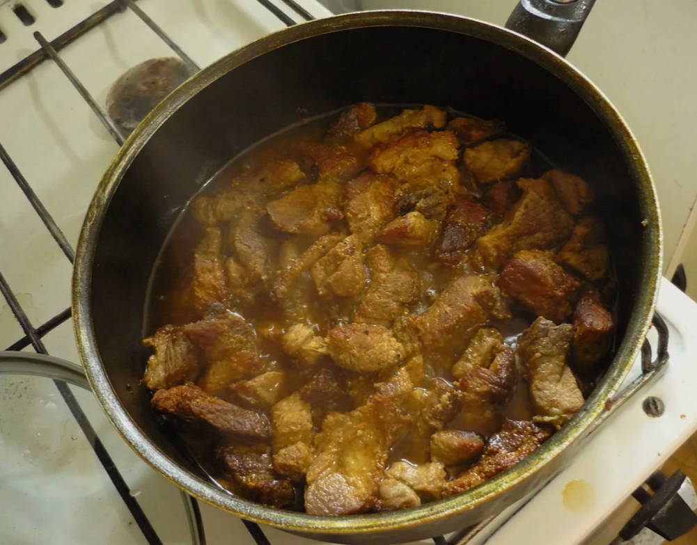 Овощное рагу из свинины с картошкой в кастрюле