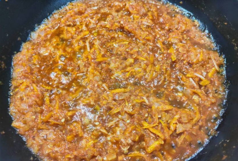 Тефтели с рисом с подливкой из томатного соуса в духовке